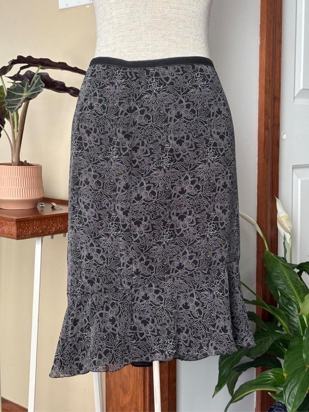 Vintage Women’s Black Floral Knit Flare Hem Skirt